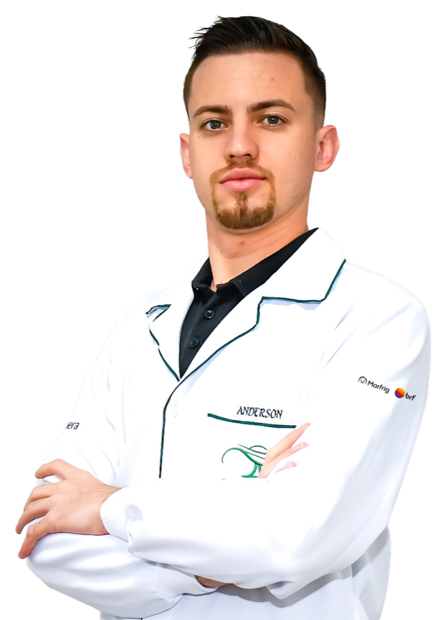 Foto profissional em fundo claro, com jaleco branco e postura confiante.